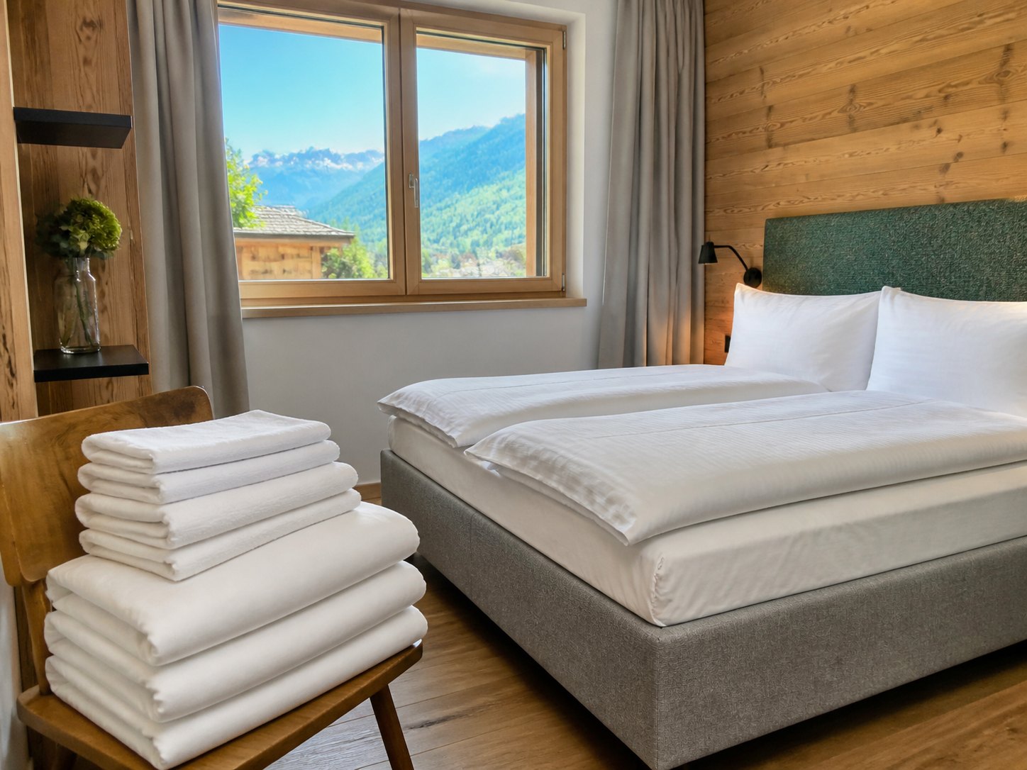 Frisch vorbereitetes Apartmentbett mit Wäsche in einer Ferienwohnung